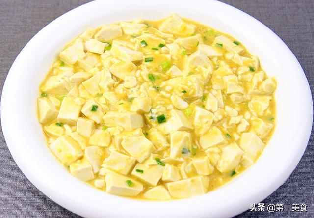 豆腐怎么做才好吃，厨师长教你做咸蛋黄豆腐，鲜嫩入味，营养丰富