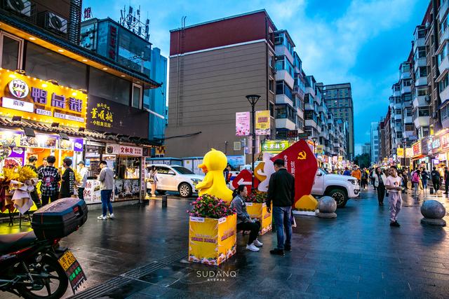 长春迅驰广场美食街图片