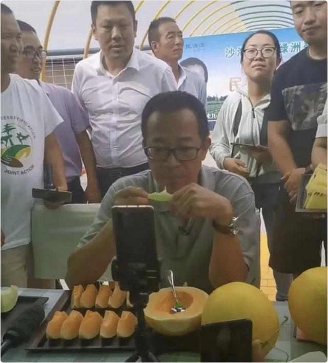 风暴眼丨俞敏洪为什么不能照搬李佳琦？