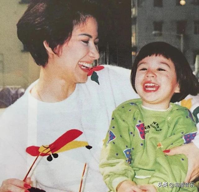 罗文看甄妮的眼神太宠了（甄妮评价罗文）