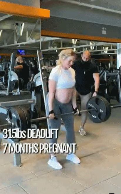 8个月身孕宝妈坚持健身，杠铃深蹲超140公斤，结果被网友们炮轰了 孕期健身 第3张