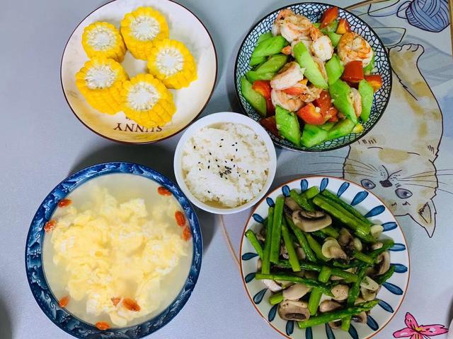 午餐，给孩子准备了3菜1汤，晒到朋友圈，大家说：妈妈真用心