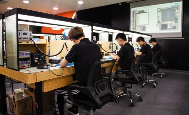 苹果出尔反尔：给屏幕加芯片难倒第三方维修，开放维修成空话