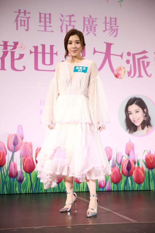 TVB黄智雯出席活动，白色连衣裙Look仙气十足，心灵手巧制作花球