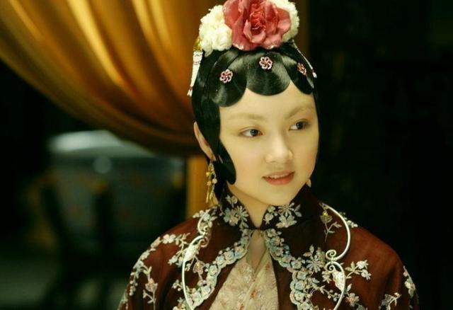 少年贾惜春,饰演者王培祎上海戏剧学院表演系毕业,参演时只有15岁,她