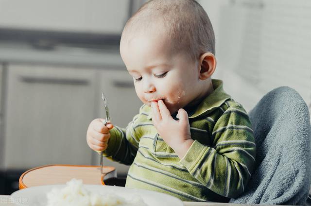 嚼碎食物给孩子吃，听听医生说的话，家长能做到更好