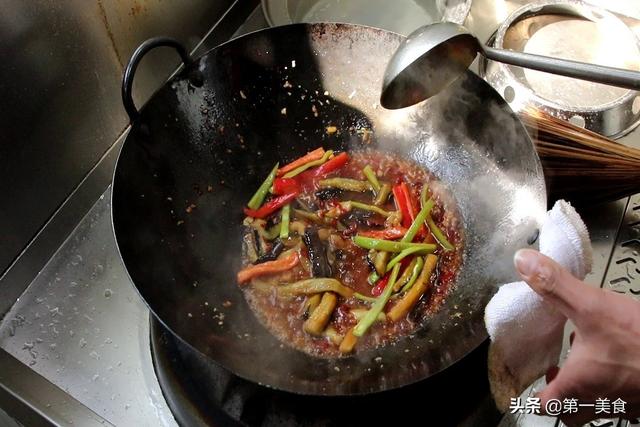 廚師長教你魚香茄子正宗做法，茄子不吸油不出水，香軟入味真下飯 美食頻道 第9张