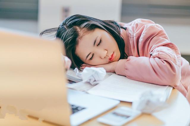 孩子患上抑郁症后总是熬夜怎么办？家长该如何应对？