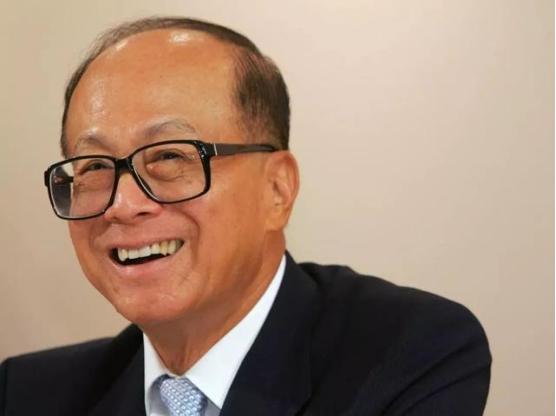 买下半个英国后，李嘉诚又要回来，他嗅到什么了？