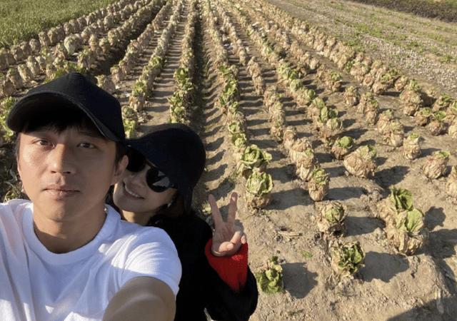 孙俪接儿女放学，戴贝雷帽穿搭时尚，等等高冷小花蹦蹦跳跳很活泼