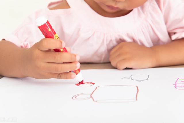 你家也有爱剪东西的孩子吗？要不要阻止孩子使用剪刀？