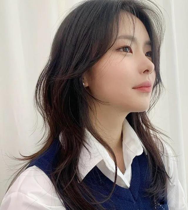 北京辉艺学院的李中顺推荐到,再搭配时尚的暖棕色染发颜色与中长发的