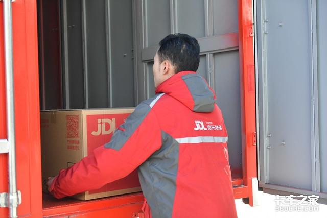 探秘京东物流仓库，快递车为啥选东风多利卡D6？