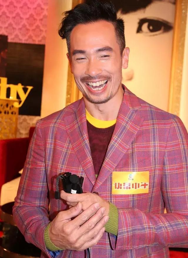 48岁直认自己是快乐的中年 凭借《溏心风暴》一角成双料视帝