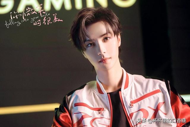 在热度上,所以剧中多位电竞男神都上榜,其中就包含饰演老k的高寒,他真