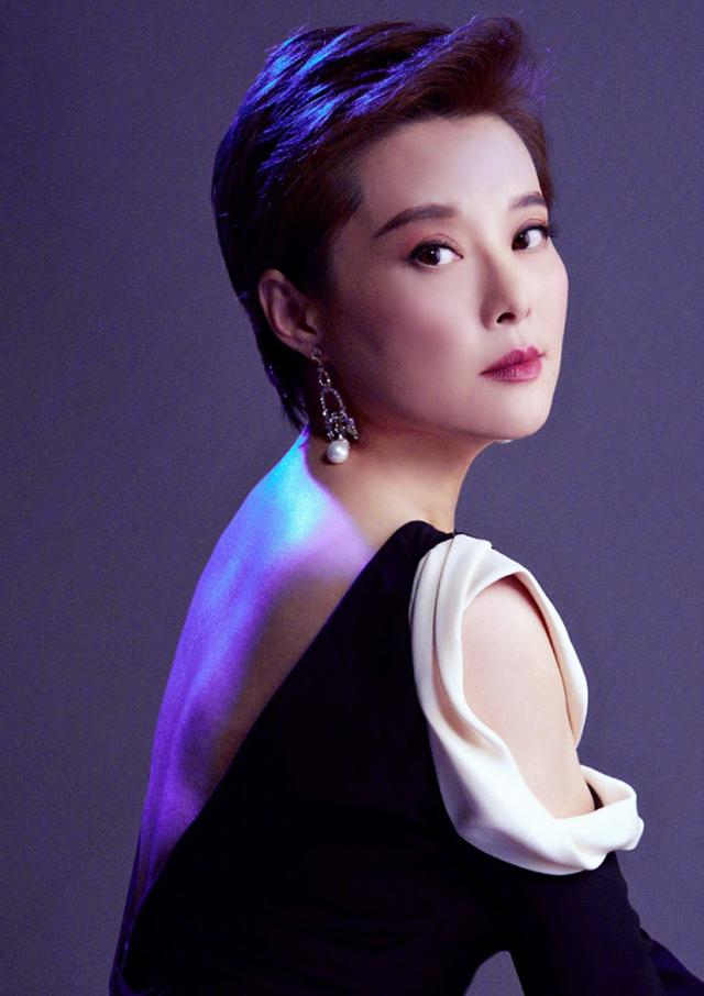 袁立朋友圈曝光，正面回应爆料赵薇事件：我啥也不知道