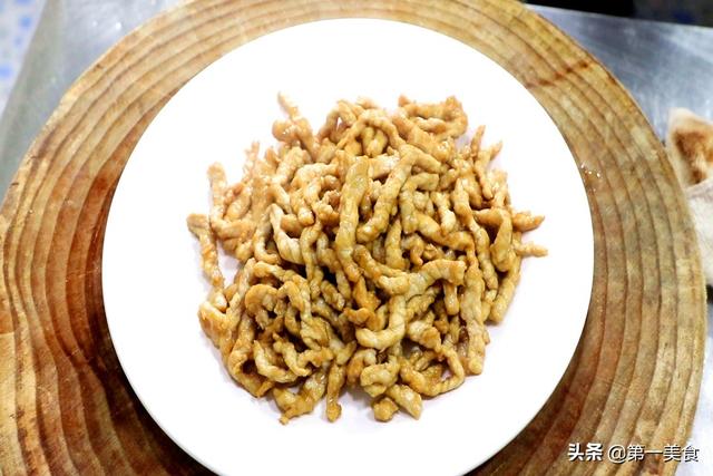 肉絲如何炒又滑又嫩？飯店大廚分享技巧，肉絲不干不柴如此簡單 健身 第8张