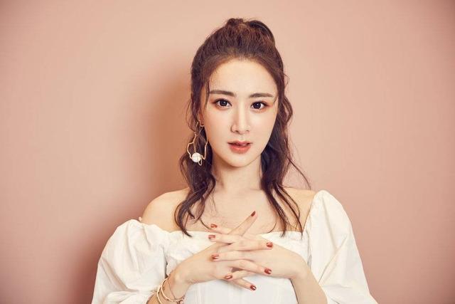 当时薇娅准备和两个女孩一起组合出道,董海峰很支持薇娅,还当起她的