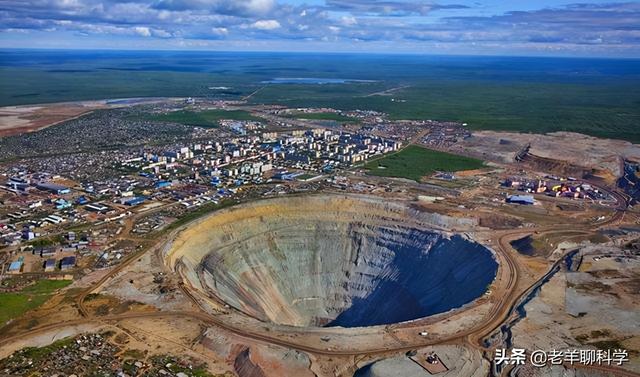 地球有4亿亿吨黄金，人均到手500万吨，为何很少捡到狗头金？