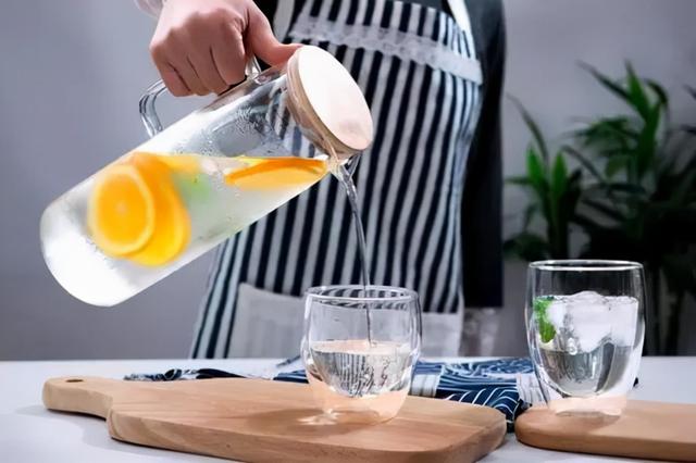 消化科医生：胃不好，起床后少做3件事，胃病或会慢慢好转