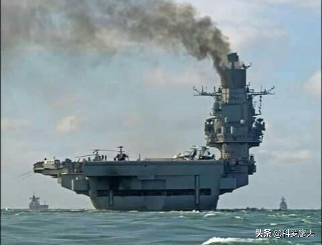 同为姊妹舰，33岁的辽宁舰崭新如初，36岁的库兹涅佐夫号破败不堪