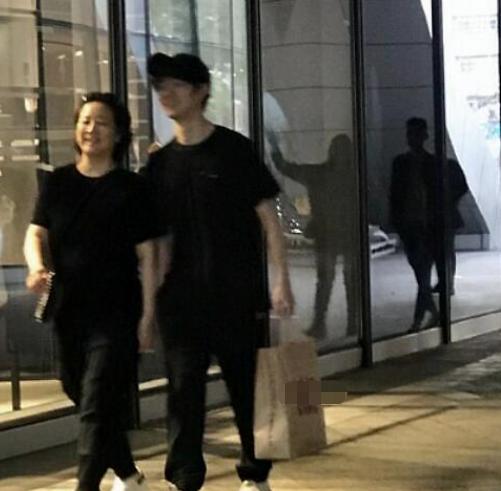 陈小艺母亲:52岁陈小艺“出轨门”后罕曝光，登央视身材发福差点认不出？