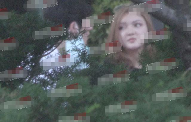 李治廷女友:李治廷与混血女友罕同框，深情对望好甜蜜，女方浓妆艳抹身形曼妙