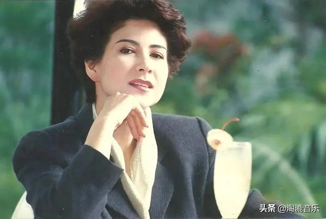 罗文看甄妮的眼神太宠了（甄妮评价罗文）