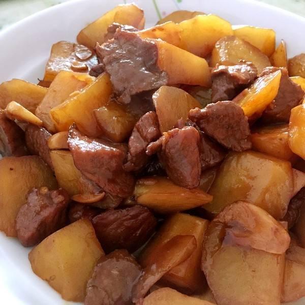 土豆烧肉的做法