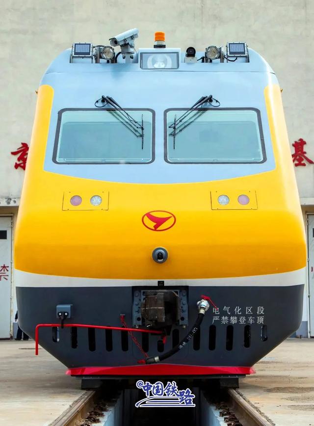 这趟火车只有一节车厢，带卧铺！还配5个司机！