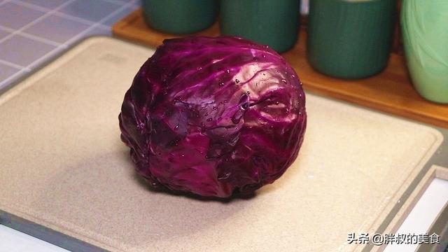 紫甘蓝别再炒着吃了，教你一个特色做法，入味爽口，方法超简单