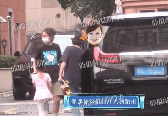 孙俪接儿女放学，戴贝雷帽穿搭时尚，等等高冷小花蹦蹦跳跳很活泼