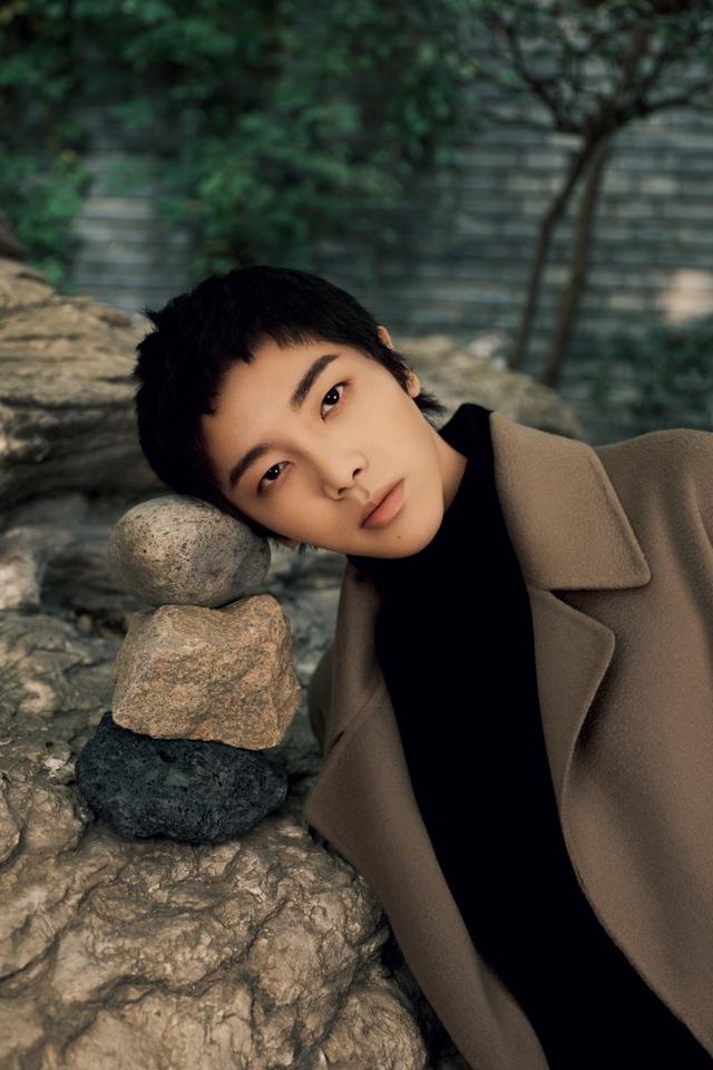 华晨宇七岁被按在地上打(华晨宇上节目和粉丝互动)