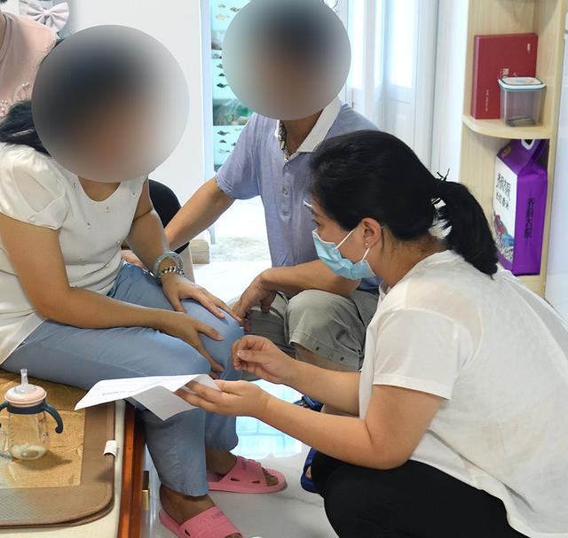 3岁女孩两岁前能走路，现在只会爬！妈妈：天都塌了