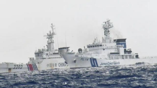 钓鱼岛事件再升级！中国海警船撞击日本炮舰阻登岛，疑有潜艇出没