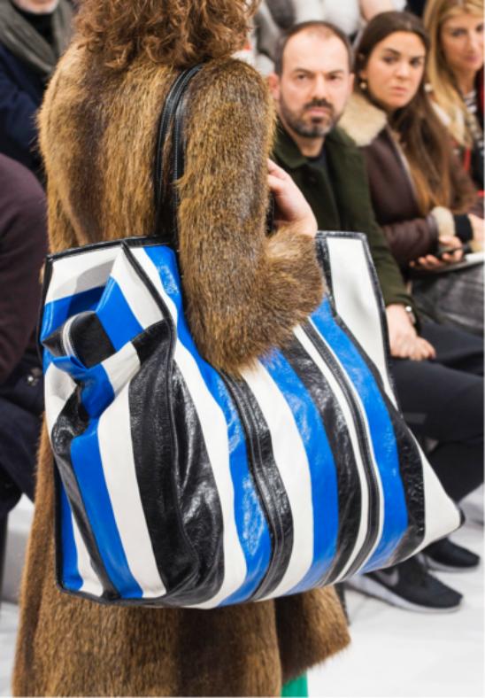 流行包包编织袋(最近流行的编织袋样子的格子包)