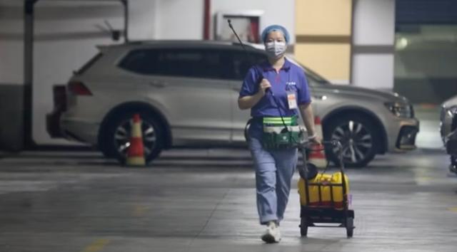 上海阿姨带火超市最隐秘的职业：你的苟且，正在成为别人的红利