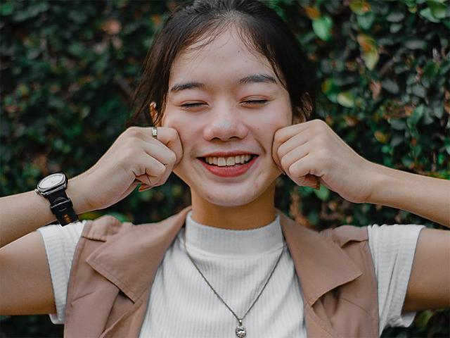 9 岁女孩因老师太漂亮而产生自卑心理患抑郁症，该如何正确引导？