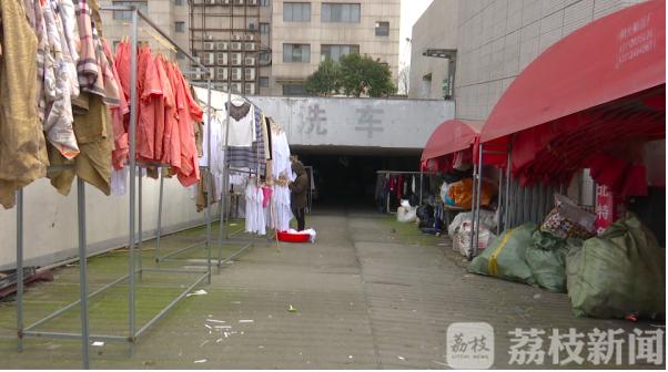 汇金九龙商业街:这个地下车库好“万能”：仓储、住人、还开了洗浴中心
