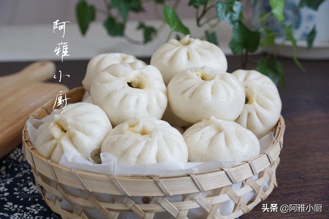 图文 包子总是死皮塌皮 发面很重要 有人说放碱 有人说放糖 都不对 包子皮面水比例 Www Caipu56 Com