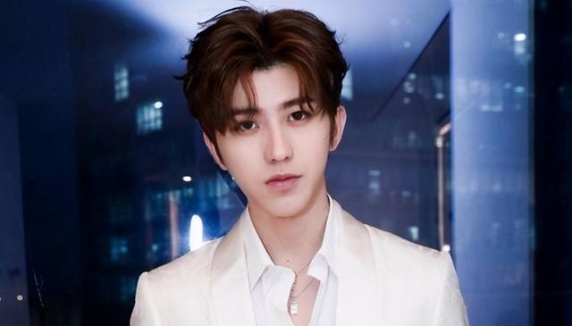 蔡徐坤给张凯丽让伞是什么节目（蔡徐坤给张凯丽打伞视频）