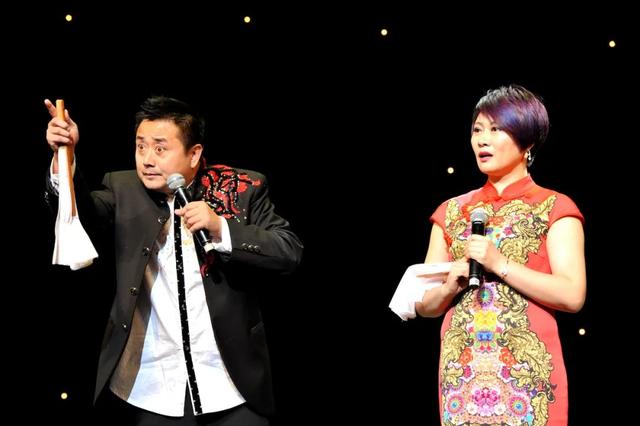 闫光明,赵海燕表演传统二人转《大西厢·观花》版面编辑:么 东文章