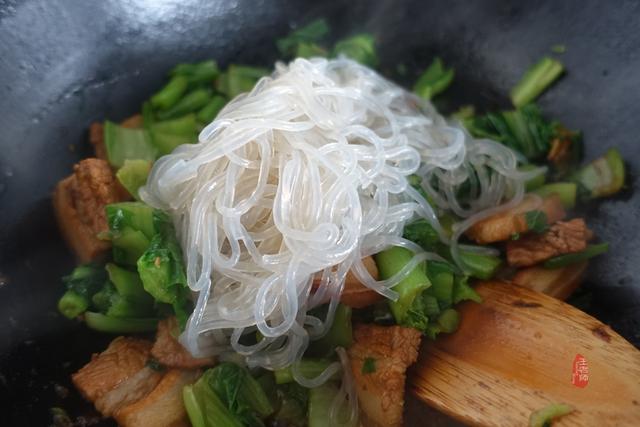 五花肉小白菜炖土豆