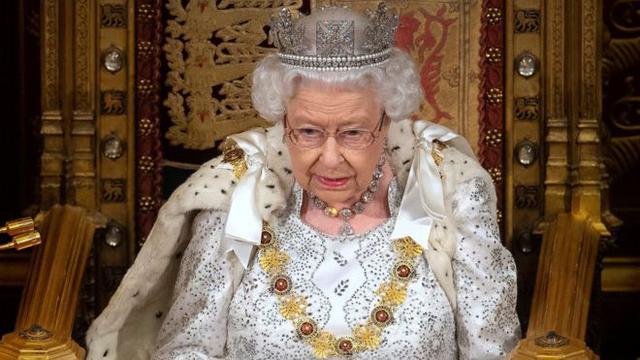 英国人怒！95岁女王首次拄拐，澳洲主播竟对她开低俗玩笑