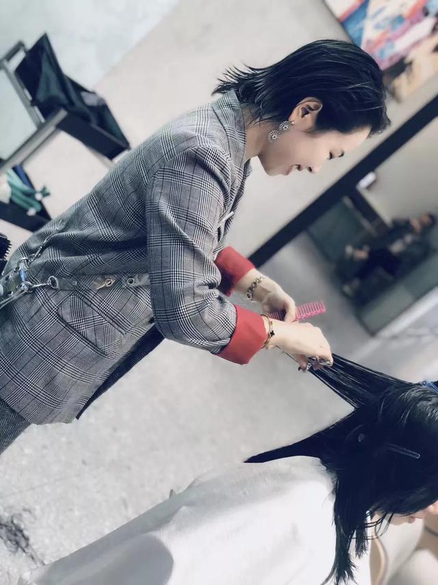 传统女理发师图片