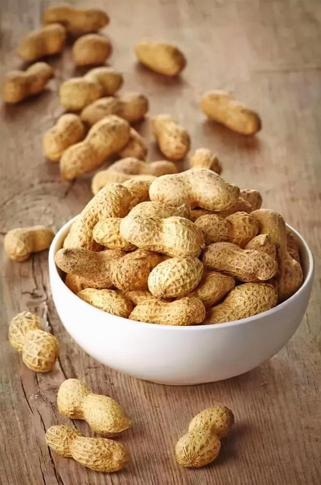 生花生与熟花生，哪个更营养呢？提醒：这3类人群尽量少碰