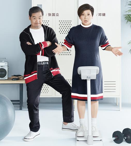 张国立的老婆:张国立与妻子罕见同框，虽结婚三十年，但61岁邓婕仍保养的很好