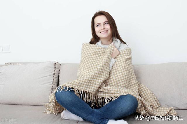 天气越来越冷，手脚冰冷有什么方法改善？医生教你3招，再不怕冷