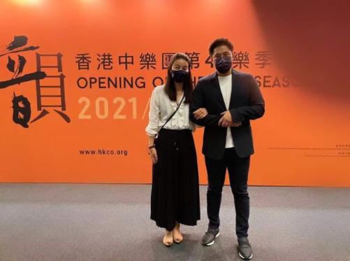 霍启刚夫妇甜蜜约会共赏音乐会，挽手秀恩爱，郭晶晶穿搭温婉优雅