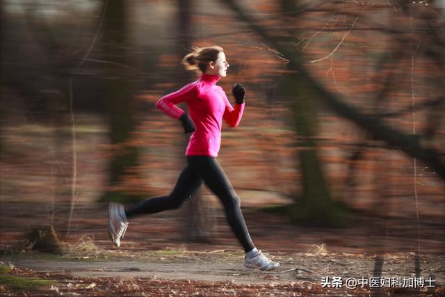 天气越来越冷，手脚冰冷有什么方法改善？医生教你3招，再不怕冷
